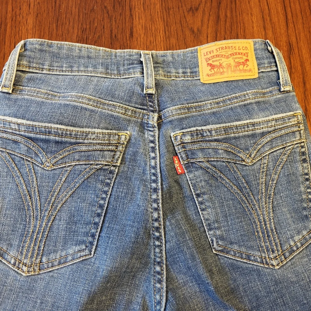 Levi's Women's 721 Hi-Rise Skinny Size 27 Light Wash Distressed Stretch Jeans